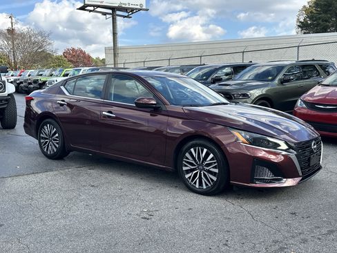 Used 2023 Nissan Altima 2.5 SV image 2