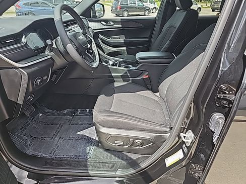 Used 2025 Jeep Grand Cherokee Laredo w/ Luxury Tech Group I image 13