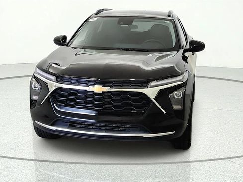 Used 2024 Chevrolet Trax LT w/ Driver Confidence Package FWD image 2