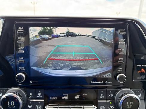 Used 2022 Toyota Highlander XLE AWD/4WD image 13