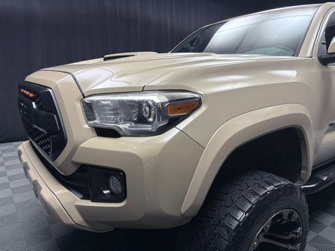 Used 2017 Toyota Tacoma TRD Sport w/ Tow Package (A/T) AWD/4WD image 10
