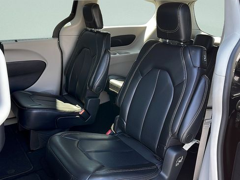Used 2023 Chrysler Pacifica Touring-L FWD image 24
