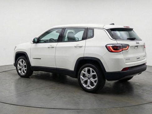 Used 2025 Jeep Compass Latitude AWD/4WD image 6