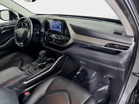 Used 2020 Toyota Highlander XLE AWD/4WD image 29