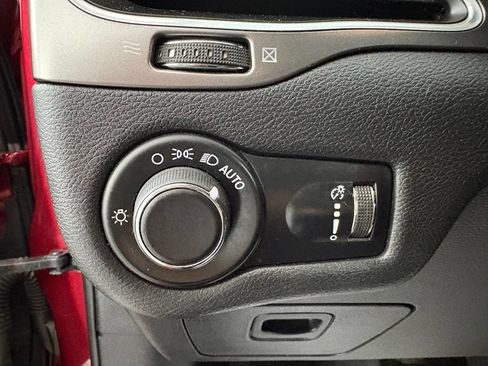 Used 2020 Jeep Cherokee Latitude FWD image 14