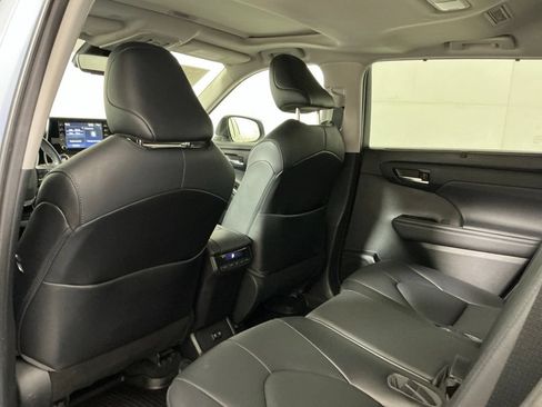 Used 2021 Toyota Highlander XLE AWD/4WD image 23