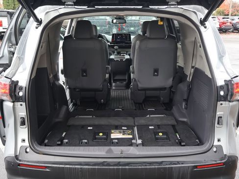 Used 2021 Toyota Sienna XLE image 35