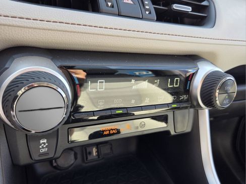 Used 2019 Toyota RAV4 XLE Premium FWD image 26