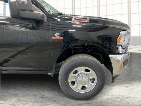 Used 2024 RAM 2500 Tradesman w/ Chrome Appearance Group image 13