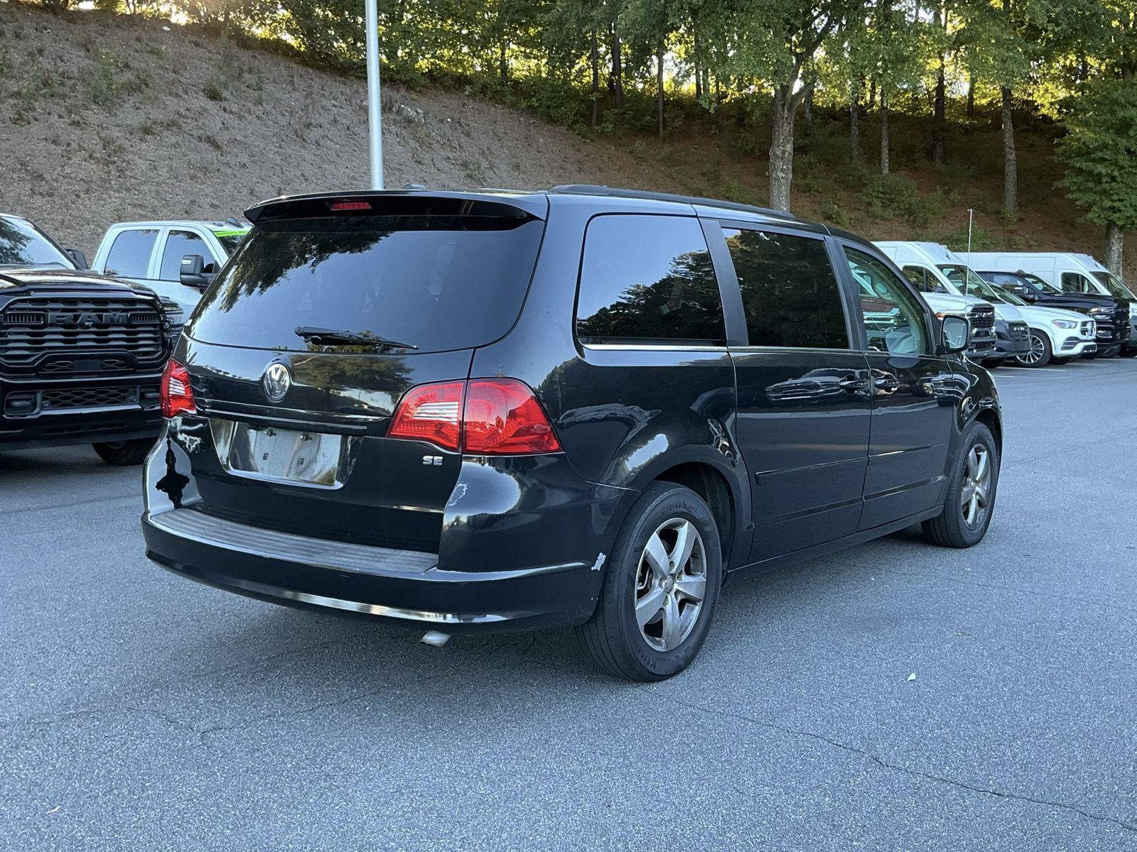 Used 2011 Volkswagen Routan SE FWD image 5