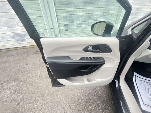 Used 2024 Chrysler Pacifica Touring-L image 5