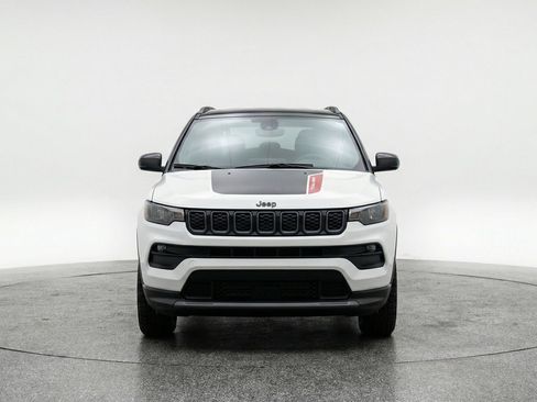 Used 2025 Jeep Compass Trailhawk AWD/4WD image 2
