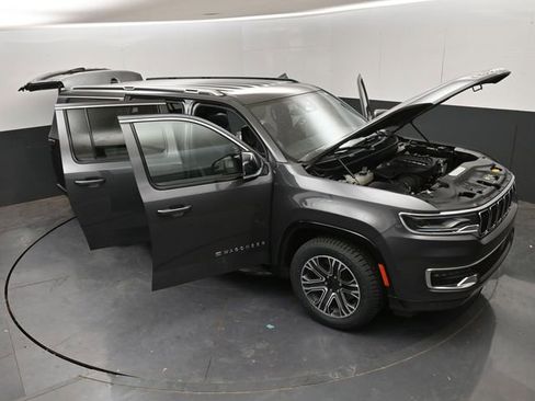 Used 2024 Jeep Wagoneer L Series II RWD image 25