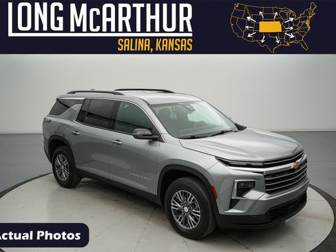 Used 2025 Chevrolet Traverse LT image 1