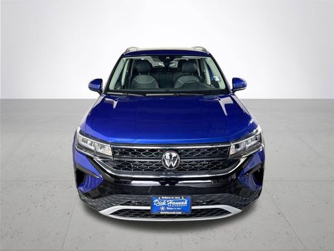 Certified 2024 Volkswagen Taos SE w/ Panoramic Sunroof Package image 3