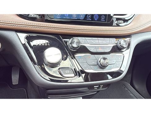 Used 2017 Chrysler Pacifica Limited w/ Advanced Safetytec Group FWD image 25