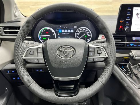 Used 2023 Toyota Sienna Limited AWD/4WD image 28