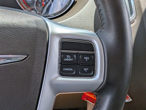 Used 2015 Chrysler Town & Country Touring FWD image 26