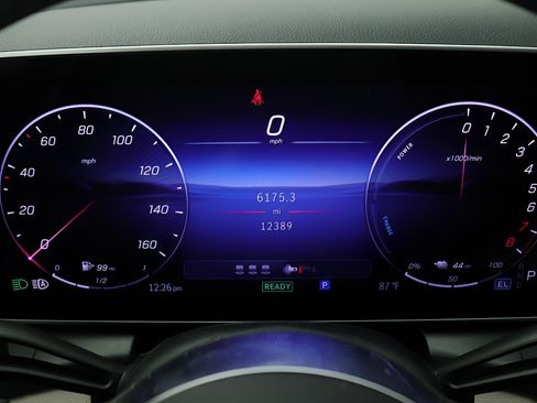 Used 2025 Mercedes-Benz GLC 350e 4MATIC image 11