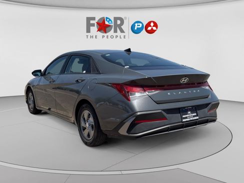 Used 2024 Hyundai Elantra SE FWD image 3
