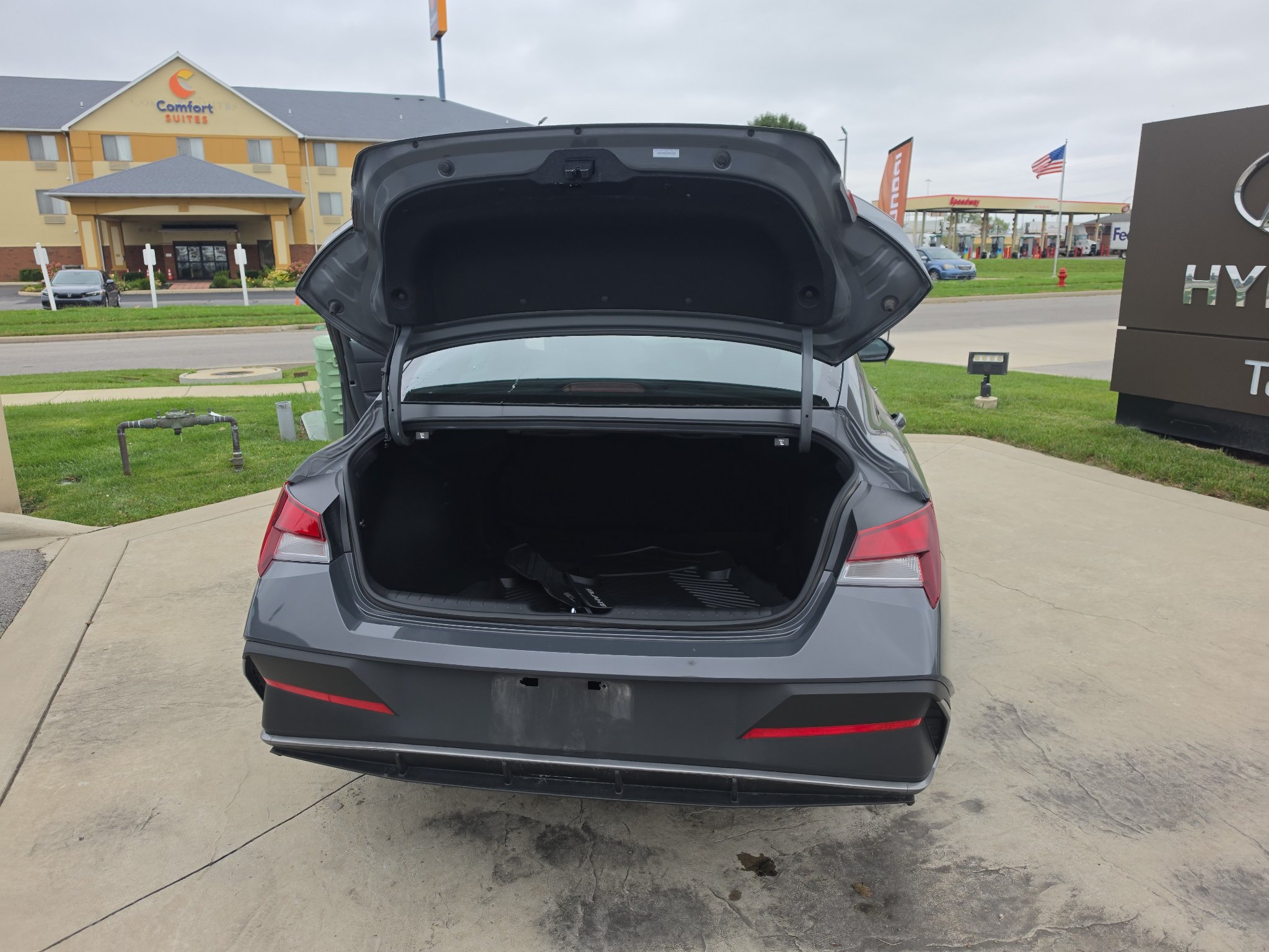 Used 2025 Hyundai Elantra Sport FWD image 14