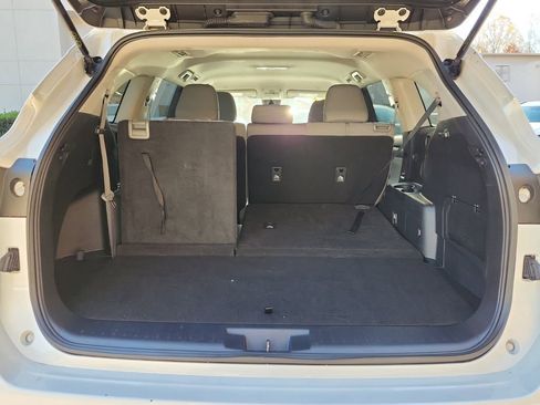 Used 2023 Toyota Highlander L image 17