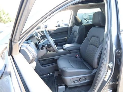 Certified 2025 Nissan Pathfinder SV w/ SV Premium Package FWD image 10