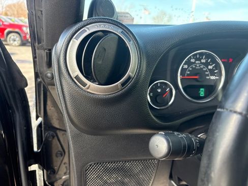 Used 2013 Jeep Wrangler Unlimited Sahara image 18