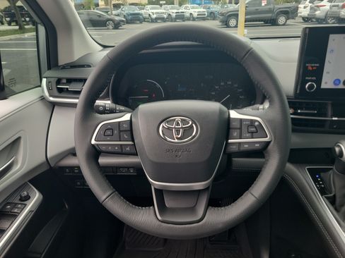 Used 2025 Toyota Sienna XLE FWD image 17