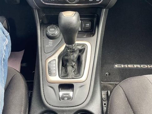Used 2015 Jeep Cherokee Latitude AWD/4WD image 19