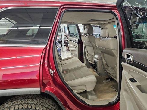 Used 2012 Jeep Grand Cherokee Laredo w/ Laredo E Group AWD/4WD image 32