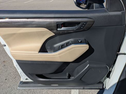 Used 2023 Toyota Highlander image 6