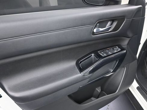 Used 2022 Nissan Pathfinder SV image 10