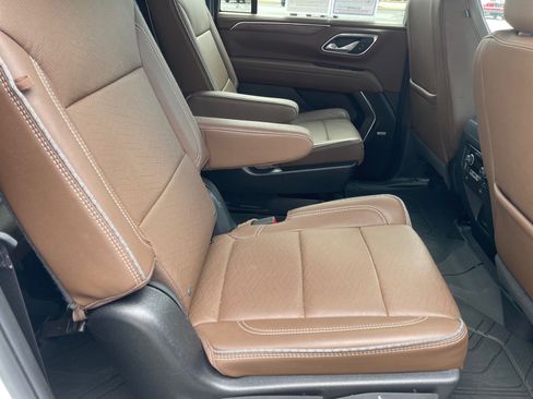 Used 2024 Chevrolet Suburban High Country RWD image 16