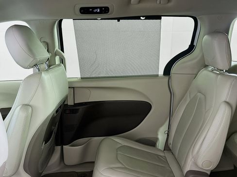 Used 2021 Chrysler Pacifica Touring-L image 31