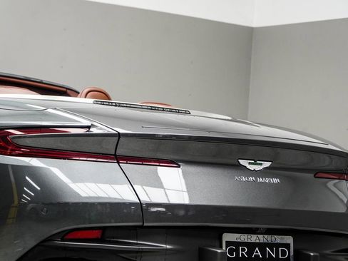 Used 2019 Aston Martin DB11 Volante RWD image 17