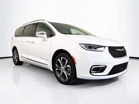 Used 2024 Chrysler Pacifica Pinnacle w/ Trailer Tow Group AWD/4WD image 38