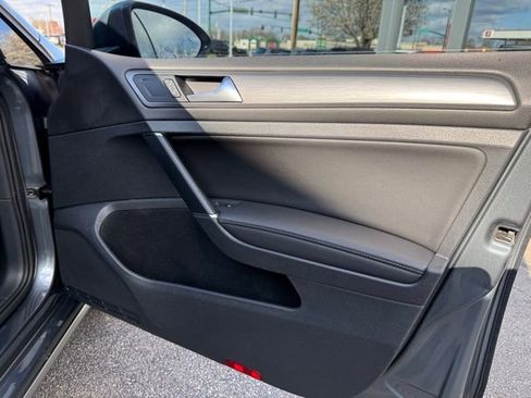 Used 2018 Volkswagen Golf S image 19