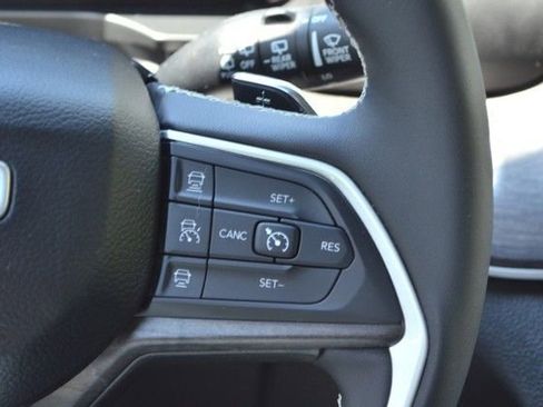 Used 2023 Jeep Grand Cherokee Limited w/ Black Appearance Package AWD/4WD image 21