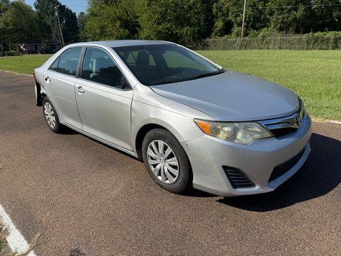 Used 2012 Toyota Camry LE FWD image 4