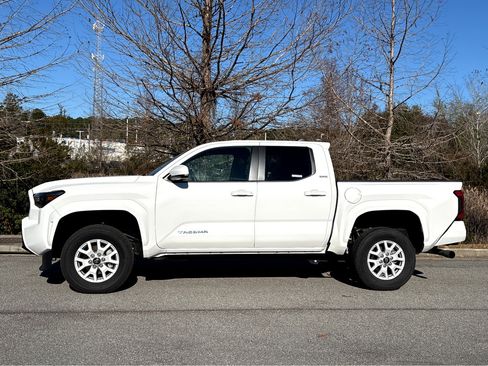 Used 2025 Toyota Tacoma SR5 image 31