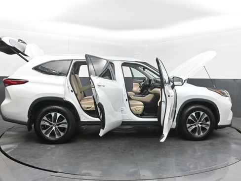 Used 2022 Toyota Highlander XLE AWD/4WD image 46