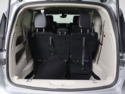 Used 2024 Chrysler Pacifica Touring-L image 17