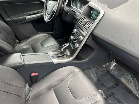 Used 2016 Volvo XC60 T5 Platinum image 18