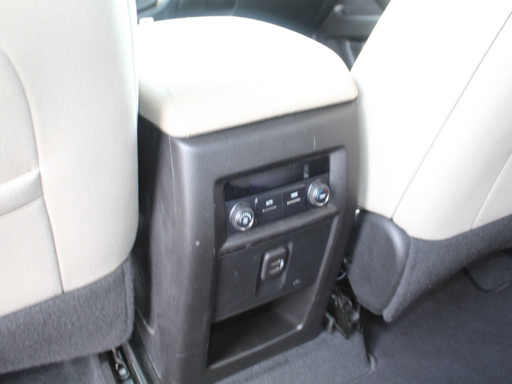 Used 2022 Chevrolet Traverse LT FWD image 13