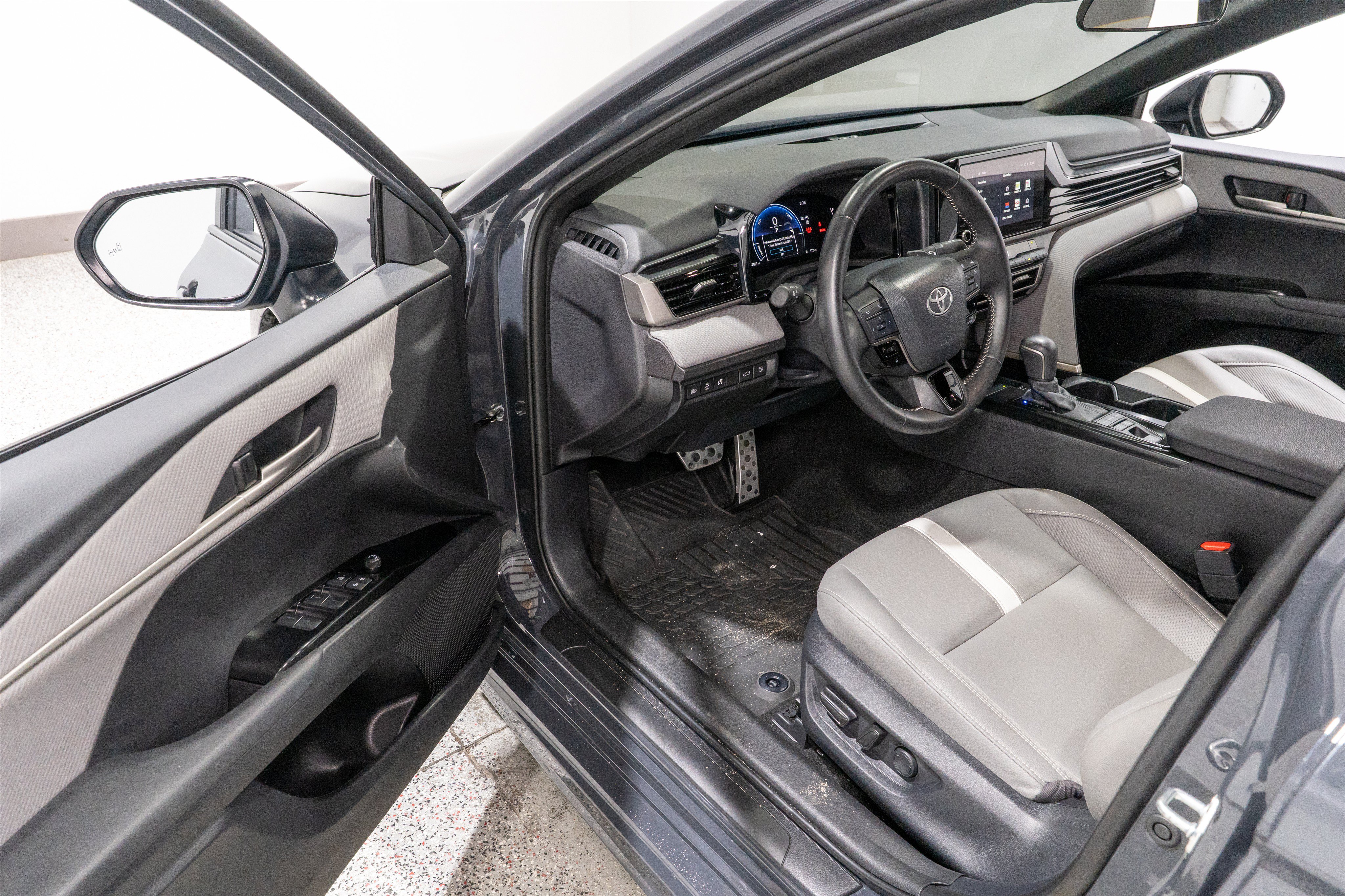 Used 2025 Toyota Camry SE FWD image 12