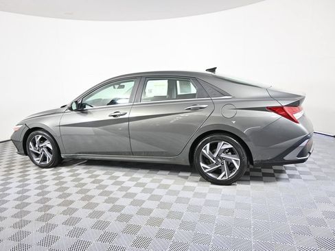Used 2024 Hyundai Elantra SEL w/ Convenience Package FWD image 3