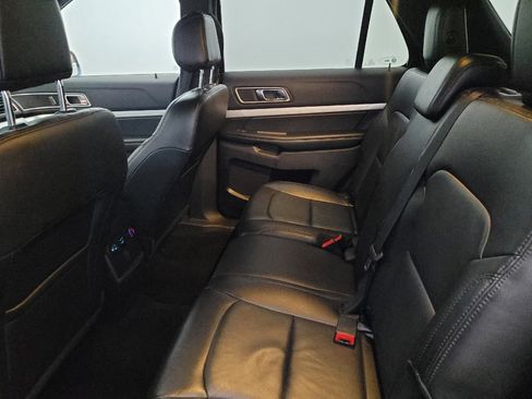 Used 2017 Ford Explorer XLT w/ Equipment Group 202A AWD/4WD image 18