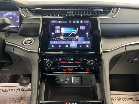 Used 2024 Jeep Grand Cherokee Altitude image 12
