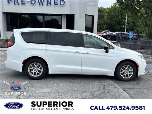 Used 2024 Chrysler Pacifica Touring-L FWD image 2